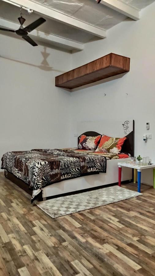 Ira Homestay Mathura - Divine Spiritual Stay Bagian luar foto