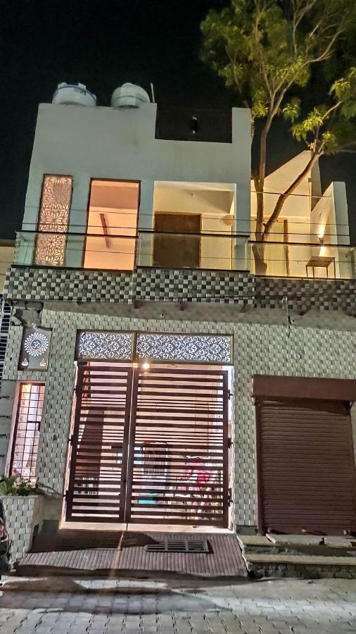 Ira Homestay Mathura - Divine Spiritual Stay Bagian luar foto