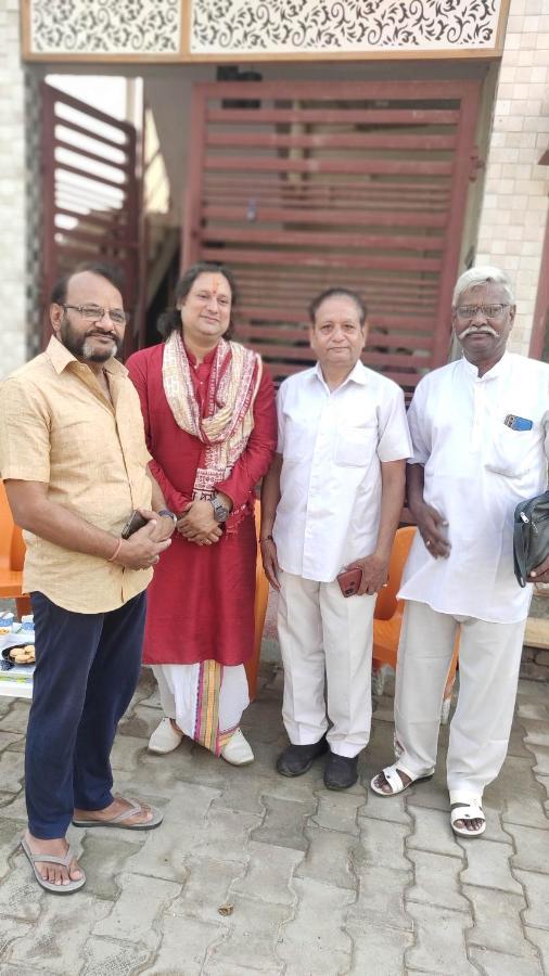 Ira Homestay Mathura - Divine Spiritual Stay Bagian luar foto