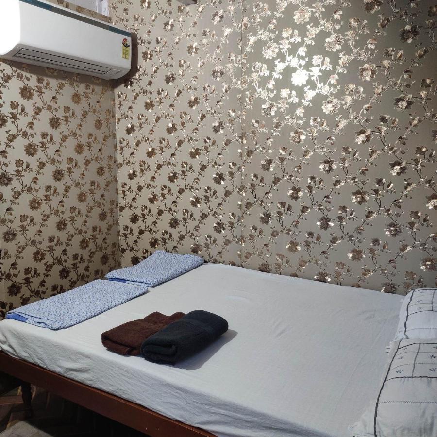 Ira Homestay Mathura - Divine Spiritual Stay Ruang foto