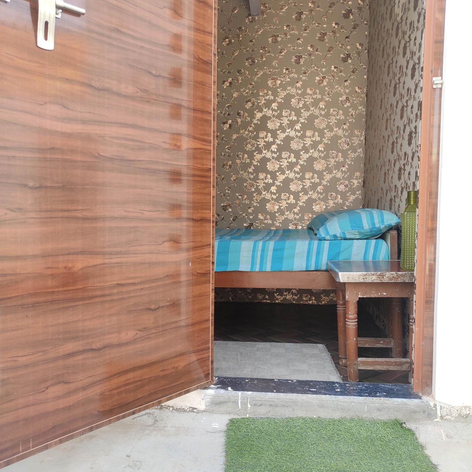 Ira Homestay Mathura - Divine Spiritual Stay Ruang foto